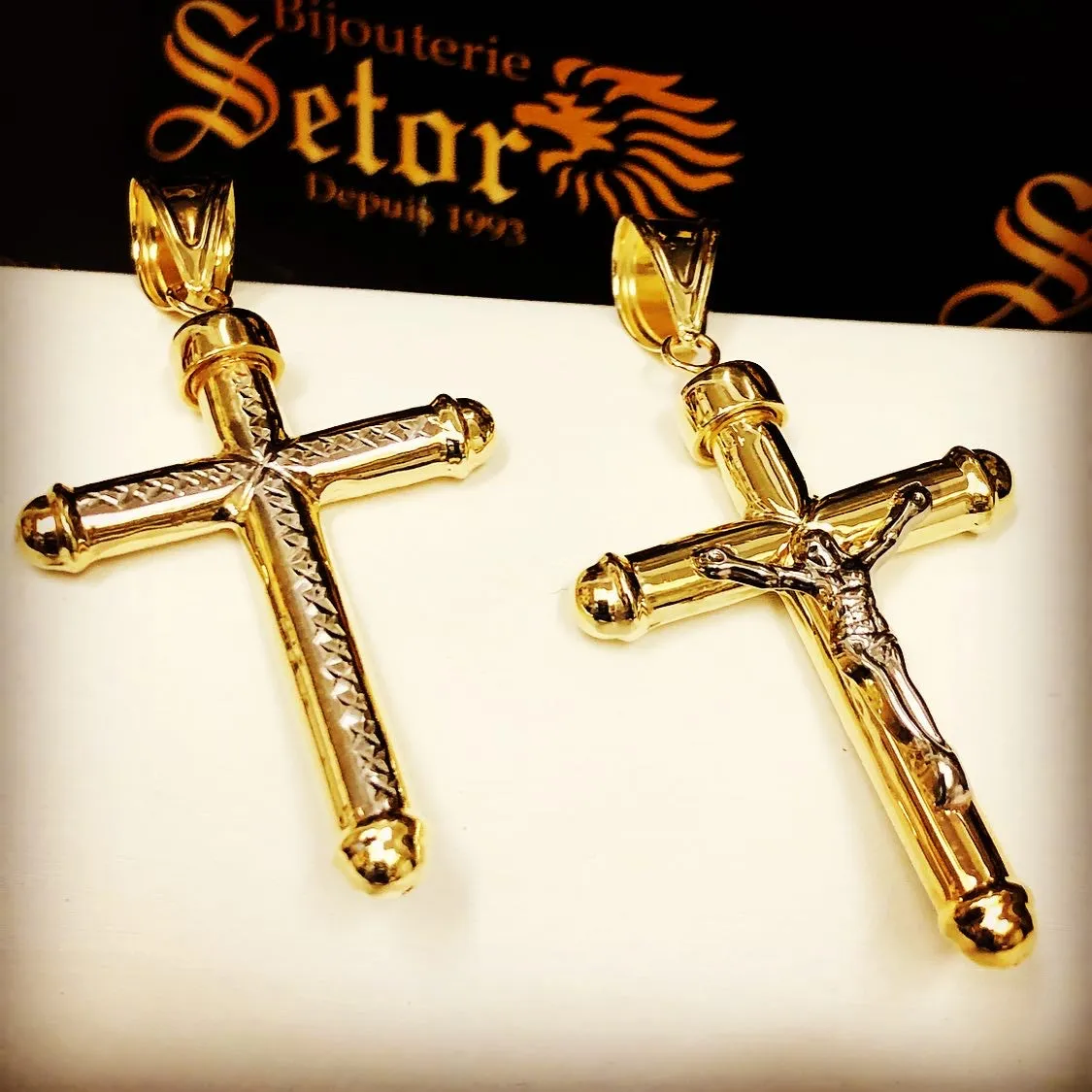 Urn cross pendant P198